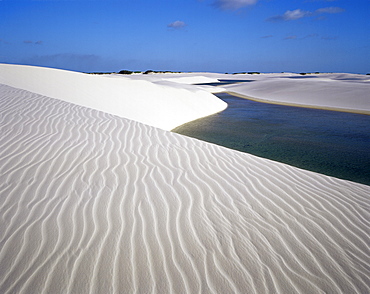 Sand dunes near Lagoa Bonita (Beautiful Lagoon), Parque Nacional dos Lencois Maranhenses, Brazil, South America