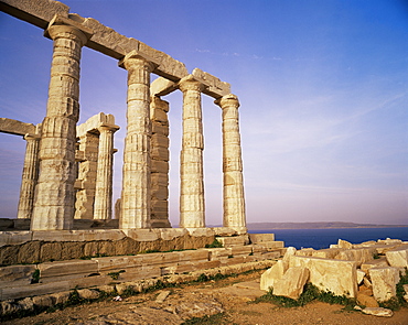 Temple of Poseidon and the Mediterranean sea beyond, Cape Sounion, near Athens, Greece, Europe