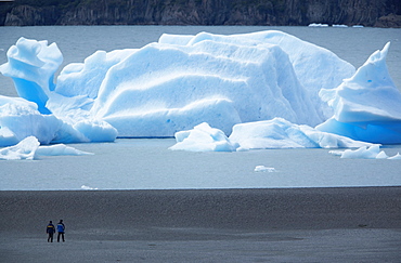 People walking near floating icebergs, Lago Gray (Lake Gray), Torres del Paine National Park, Patagonian Andes, Patagonia, Chile, South America