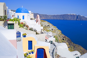 Stuccoed houses and Oia village ovelooking the sea, Oia Santorini, Cyclades Islands, Greek Islands, Greece, Europe