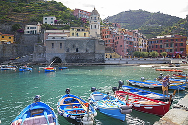 Harbour and boats, Vernazza, Cinque Terre, UNESCO World Heritage Site, Liguria, Italy, Europe