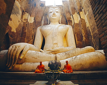 Seated Buddha and monks meditating, Wat Si Chum, Sukhothai Historical Park, Thailand