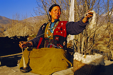 Gurung woman spinning wool, near MUKtinath, Nepal