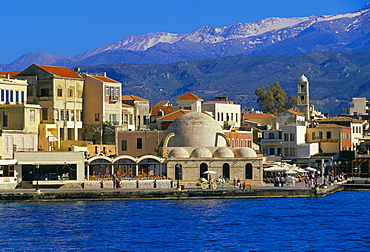 Hania (Chania) seafront and Levka Ori (White Mountains) in the background, Hania, island of Crete, Greece, Mediterranean, Europe