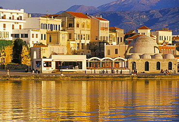 Hania seafront and Levka Ori (White Mountains) in the background, Hania (Chania), island of Crete, Greece, Mediterranean, Europe