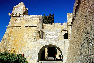 Defensive walls and gate of Ibiza old centre, (d'Alt Villa) (Alta Vila) (Upper Town), Ibiza Town, Ibiza, Balearic Islands, Spain, Mediterranean, Europe