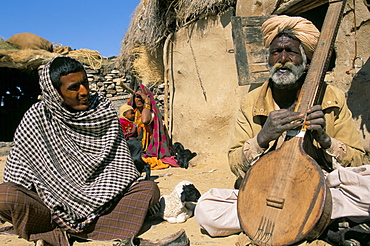 Old man playing his sitar, Thar Desert, Rajasthan state, India, Asia