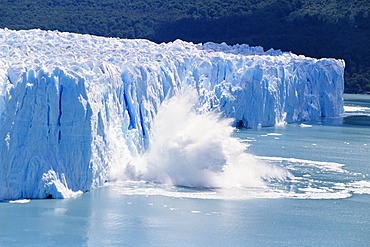 Glacier ice melting and icebergs at Perito Moreno, Moreno Glacier, Parque Nacional Los Glaciares, UNESCO World Heritage Site, Patagonia, Argentina, South America