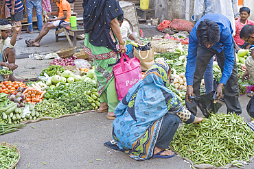 Sellers and buyers of fresh vegetables in street market in north central Kolkata (Calcutta), West Bengal, India, Asia