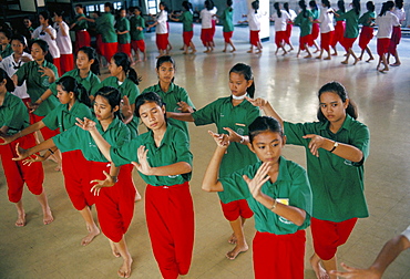 Students in Dramatic Arts College on dance course, Bangkok, Thailand, Southeast Asia, Asia