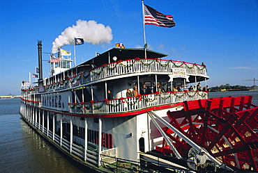 Paddle steamer 'Natchez', on the edge of the Mississippi River in New Orleans, Louisiana, USA