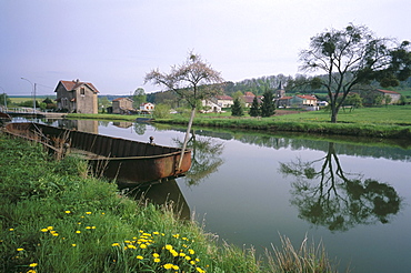 On the edge of Regneville, northern branch of the Canal de l'Est, Meuse, Lorraine, France, Europe