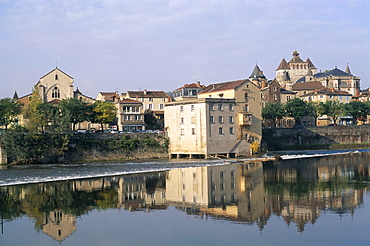 St. James mill and weir on Lot River, town of Cahors, Quercy, Vallee du Lot (Lot Valley), Midi-Pyrenees, France, Europe