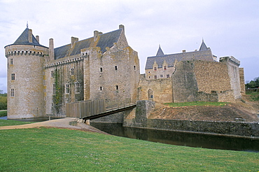 Chateau de Suscinio dating from 15th century, Presqu'Ile de Ruys, Gulf of Morbihan, Brittany, France, Europe