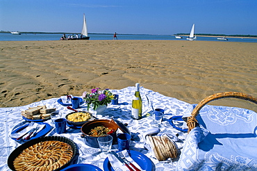 Picnic on the Banc du Pecheur, Commune des Portes, Ile de Re, Charente Maritime, France, Europe