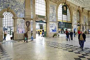 Interior of the Sao Bento Railway Station, decorated with tiles (azulejos) illustrating historical events, painted by Jorge Colalo, Porto, Portugal, Europe