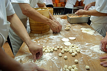 Making chinese ravioli (dim sum), Taipei, Taiwan, Republic of China, Asia