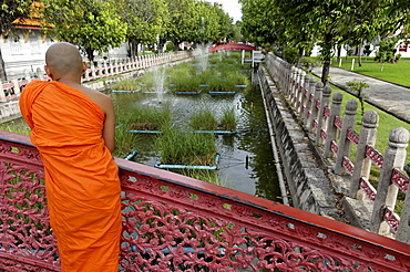 Buddhist monk outside Wat Benjamabophit (Marble Temple), Bangkok, Thailand, Southeast Asia, Asia