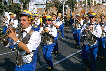 Musicians in the parade, Battle of the Flowers, Carnival, Promenade des Anglais, Nice, Alpes Maritimes, Provence, France, Europe