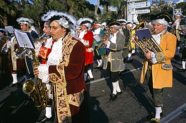 Musicians in the parade, Battle of the Flowers, Carnival, Promenade des Anglais, Nice, Alpes-Maritimes, Provence, France, Europe