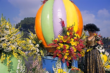 Carnival parade, Battle of the Flowers, Promenade des Anglais, Nice, Alpes-Maritimes, Provence, France, Europe