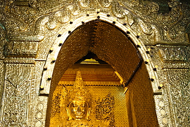 View of the Great Image, Mahamuni Buddha Temple, Mandalay division, Republic of the Union of Myanmar (Burma), Asia 