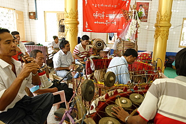 The hsaing waing, a traditional Burmese folk musical ensemble, Pyin U Lwin (Maymyo), Mandalay Division, Republic of the Union of Myanmar (Burma), Asia 