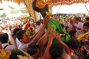 Ceremony of Washing the Nats' Statues, Yadanagu Nats Festival, Amarapura, Mandalay Division, Republic of the Union of Myanmar (Burma), Asia 