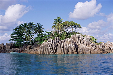 Ilet Saint Pierre (St. Pierre islet), Anse Volbert, island of Praslin, Seychelles, Indian Ocean, Africa