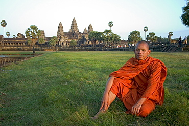 Buddhist monk at Angkor Wat Temple, UNESCO World Heritage Site, Cambodia, Southeast Asia, Asia