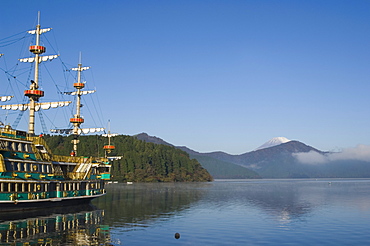 Mount Fuji and pirate ship, lake Ashi (Ashiko), Hakone, Kanagawa prefecture, Japan, Asia