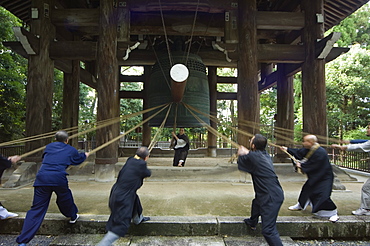 Monks pulling ropes of big bell, Chion in temple, eastern hills, Higashiyama, Kyoto, Japan, Asia