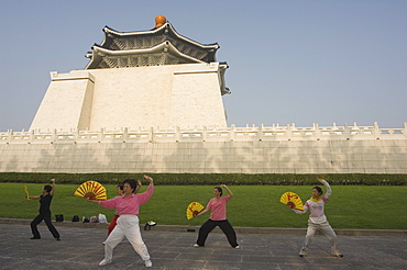 Early morning tai chi exercises, Chiang Kaishek Memorial Park, Taipei City, Taiwan, Asia