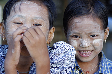 Children playing at temple, Bagan (Pagan), Myanmar (Burma), Asia