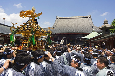 Mikoshi portable shrine of the gods parade and crowds of people, Sanja Matsuri Festival, Sensoji Temple, Asakusa Jinja, Asakusa, Tokyo, Japan, Asia