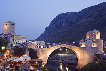 Stari Most Peace Bridge on Neretva River, evening, Mostar, Bosnia, Bosnia-Herzegovina, Europe