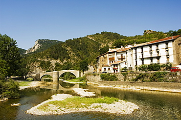 Roman bridge over the River Esca, Burgui Village, Val del Roncal, Navarra, Euskadi, Spain, Europe