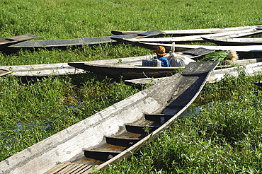 Leaving market by boat, Khaundaign (Kaungdaing) market, Inle Lake, Shan State, Myanmar (Burma), Asia