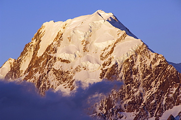 Sunset on the West Face of Aoraki (Mount Cook), 3755m, the highest peak in New Zealand, Te Wahipounamu UNESCO World Heritage Site, Aoraki (Mount Cook) National Park, Southern Alps, Mackenzie Country, South Island, New Zealand, Pacific