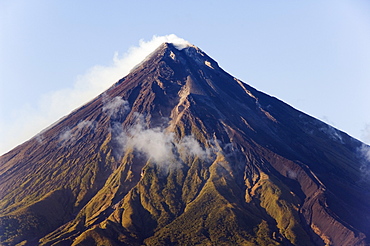 Mount Mayon, 2462 m, near-perfect volcano cone with plume of smoke, Bicol Province, southeast Luzon, Philippines, Southeast Asia, Asia