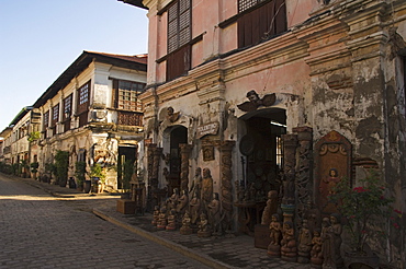 Local handicraft shop in Spanish Old Town, ancestral homes and colonial era mansions built by Chinese merchants, UNESCO World Heritage Site, Vigan, Ilocos Province, Luzon, Philippines, Southeast Asia, Asia