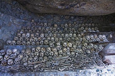 Cave of skulls and bones, Opdas Cave Mass Burial, 500-1000 years old, Kabayan Town, The Cordillera Mountains, Benguet Province, Luzon, Philippines, Southeast Asia, Asia