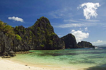 Miniloc Island, Big Lagoon, limestone rock formations and white sand beach, Bacuit Bay, El Nido Town, Palawan Province, Philippines, Southeast Asia, Asia