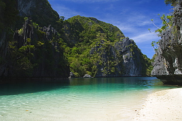 Miniloc Island, Big Lagoon, limestone rock formations and white sand beach, Bacuit Bay, El Nido Town, Palawan Province, Philippines, Southeast Asia, Asia