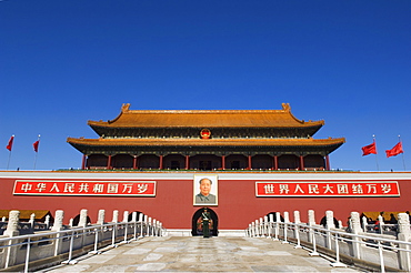 A guard stands in front of the Gate of Heavenly Peace at the Forbidden City Palace Museum, Beijing, China, Asia