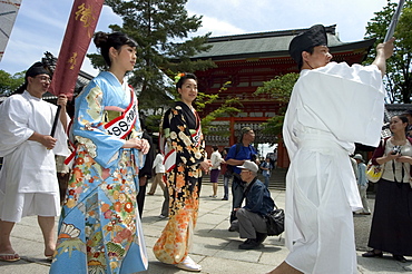 Traditional dress and procession for tea ceremony, Yasaka jinja shrine, Kyoto, Honshu island, Japan, Asia