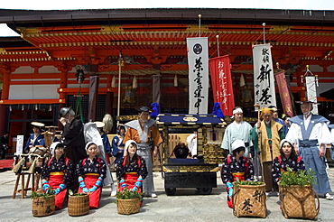 Traditional dress and procession for tea ceremony, Yasaka jinja shrine, Kyoto, Honshu island, Japan, Asia