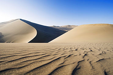 Ming Sha sand dunes and pavilion at Crescent Moon Lake, Dunhuang, Gansu Province, China, Asia