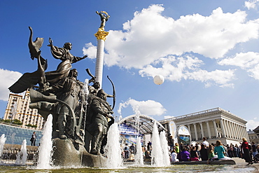 Statue of the brothers and sister who founded Kiev, Maidan Nezalezhnosti (Independence Square), Kiev, Ukraine, Europe