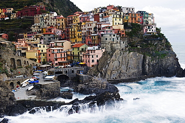 Clifftop village of Manarola, Cinque Terre, UNESCO World Heritage Site, Liguria, Italy, Europe